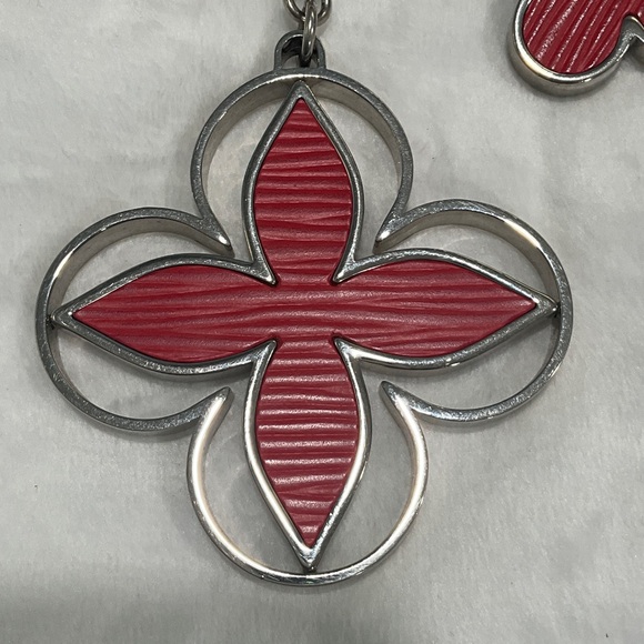 Louis Vuitton Fleur d'Epi bag charm in red with silver-tone hardware - Picture 3 of 9
